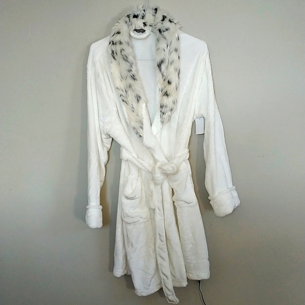 NWT Adore Luxury Ardour  Robe